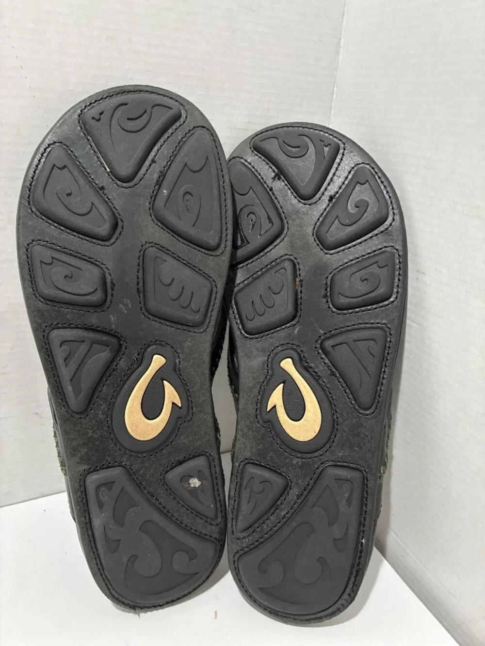 OluKai Mea Ola men's leather sandals flip flop in black size 12